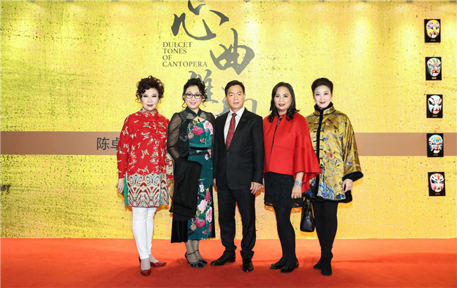 从左至右：中国戏剧梅花奖得主曾慧，国家一级演员陈韵红，陈卓林陆倩芳伉俪，广东省戏剧家协会第十届副主席蒋文端