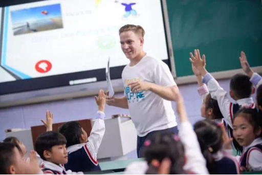 雅居乐乐活公益行，为孩子带回一个更大的世界