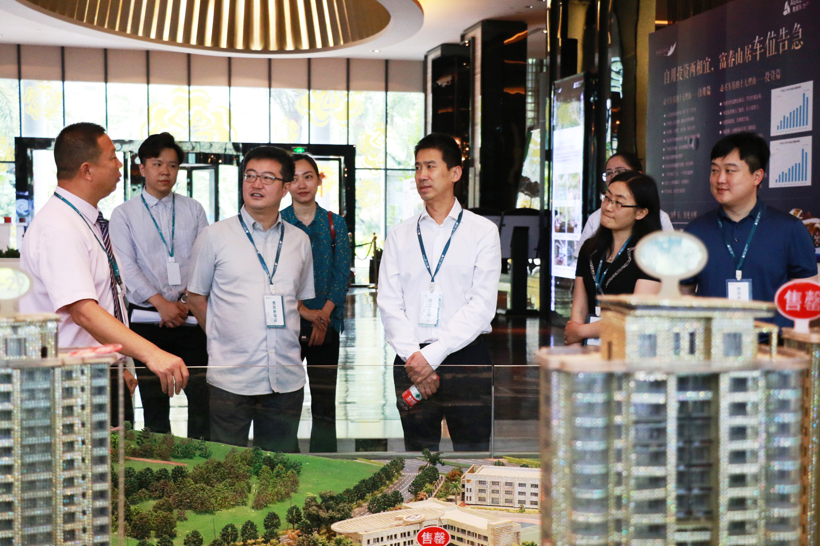 1559098037790781.jpg 中国建设报社一行参观雅居乐富春山居销售中心.jpg