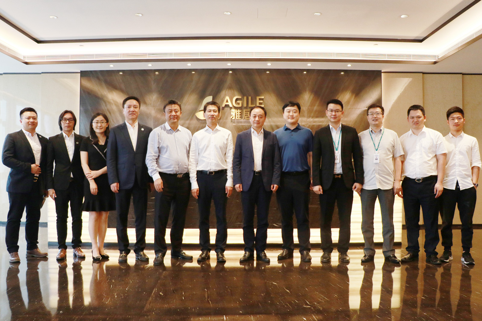 1559098330247740.jpg 雅居乐领导与中国建设报社一行合照.jpg