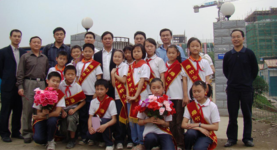 陈卓林一行和雅居乐捐建的南轩小学学生合影